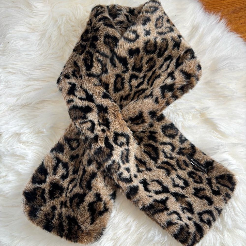 FAUX-FUR PULL-THROUGH SCARF, Leopard Print Faux Fur Scarf NWOT Banana Republic